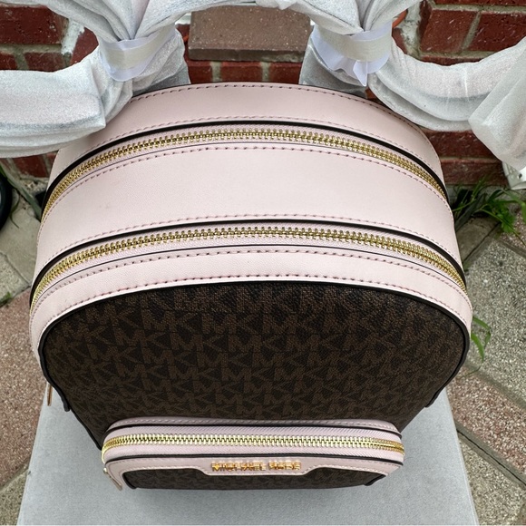 Michael Kors medium backpack and wallet - Picture 5 of 16